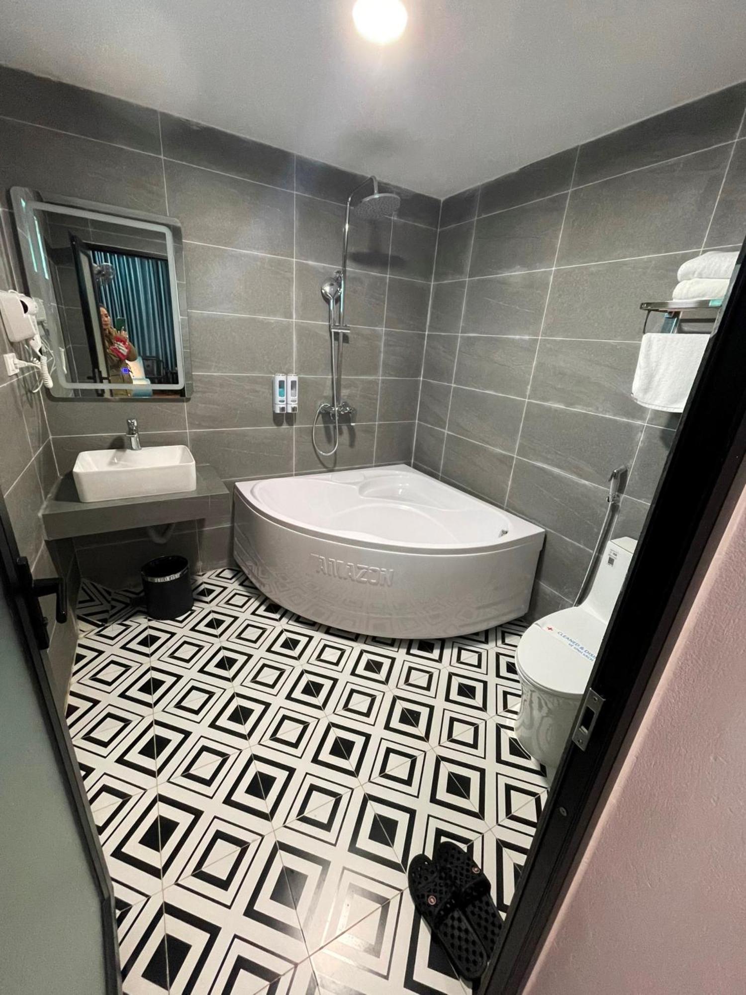 Nhat Tan Hotel Ханой Экстерьер фото
