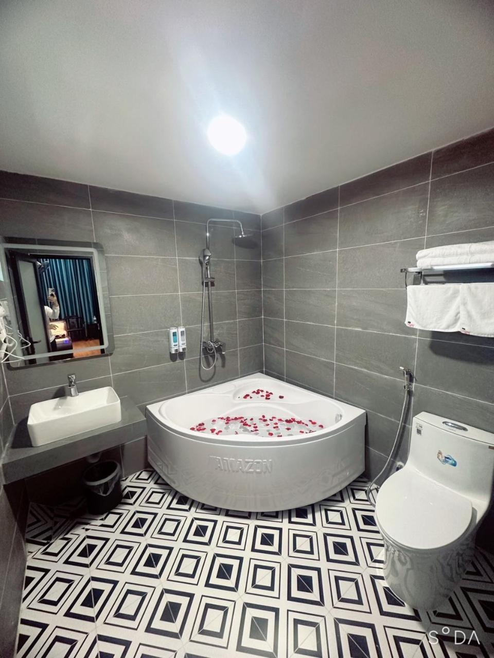 Nhat Tan Hotel Ханой Экстерьер фото